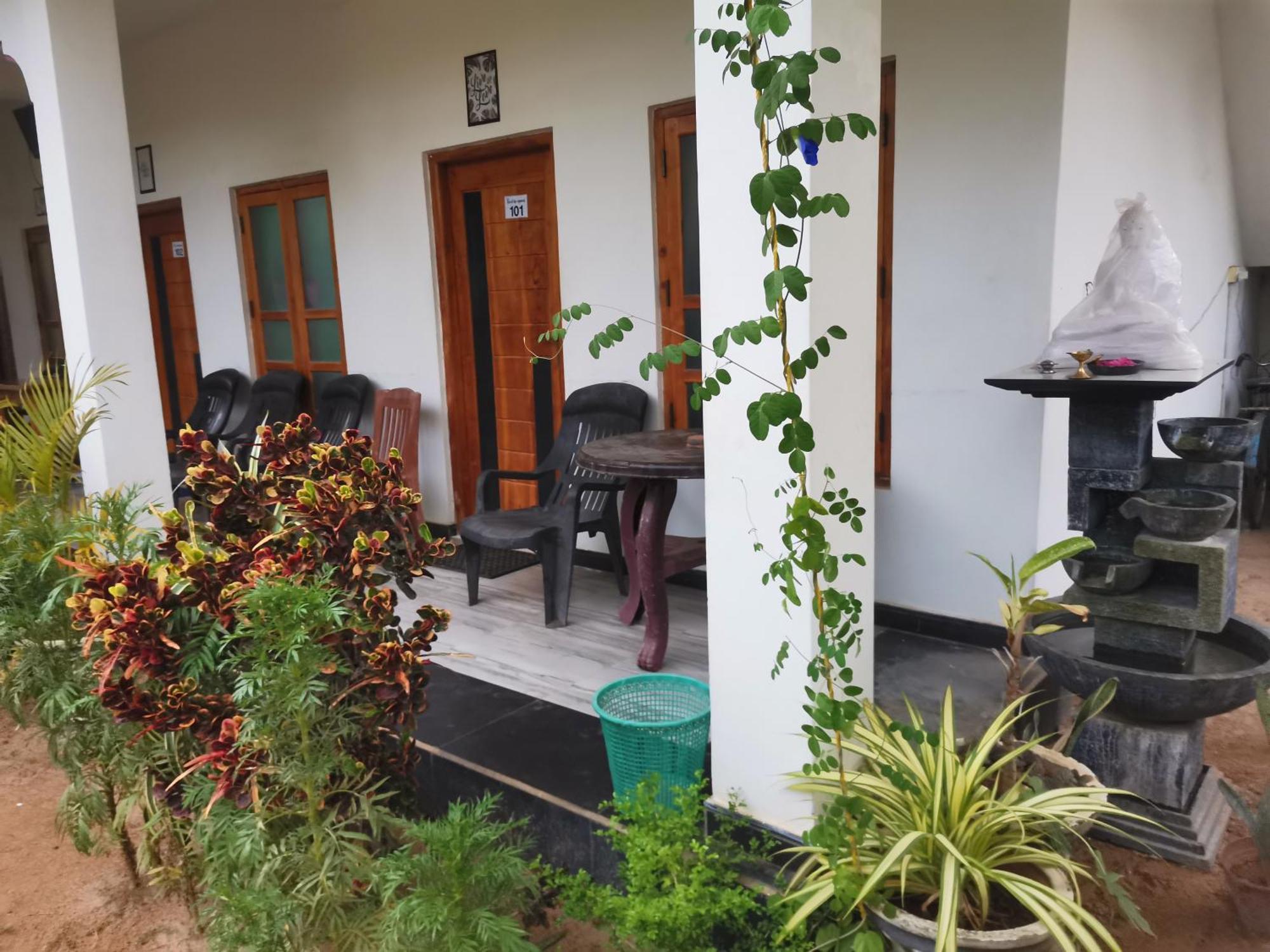 गेस्ट हाउस Life Uppuveli Trincomalee